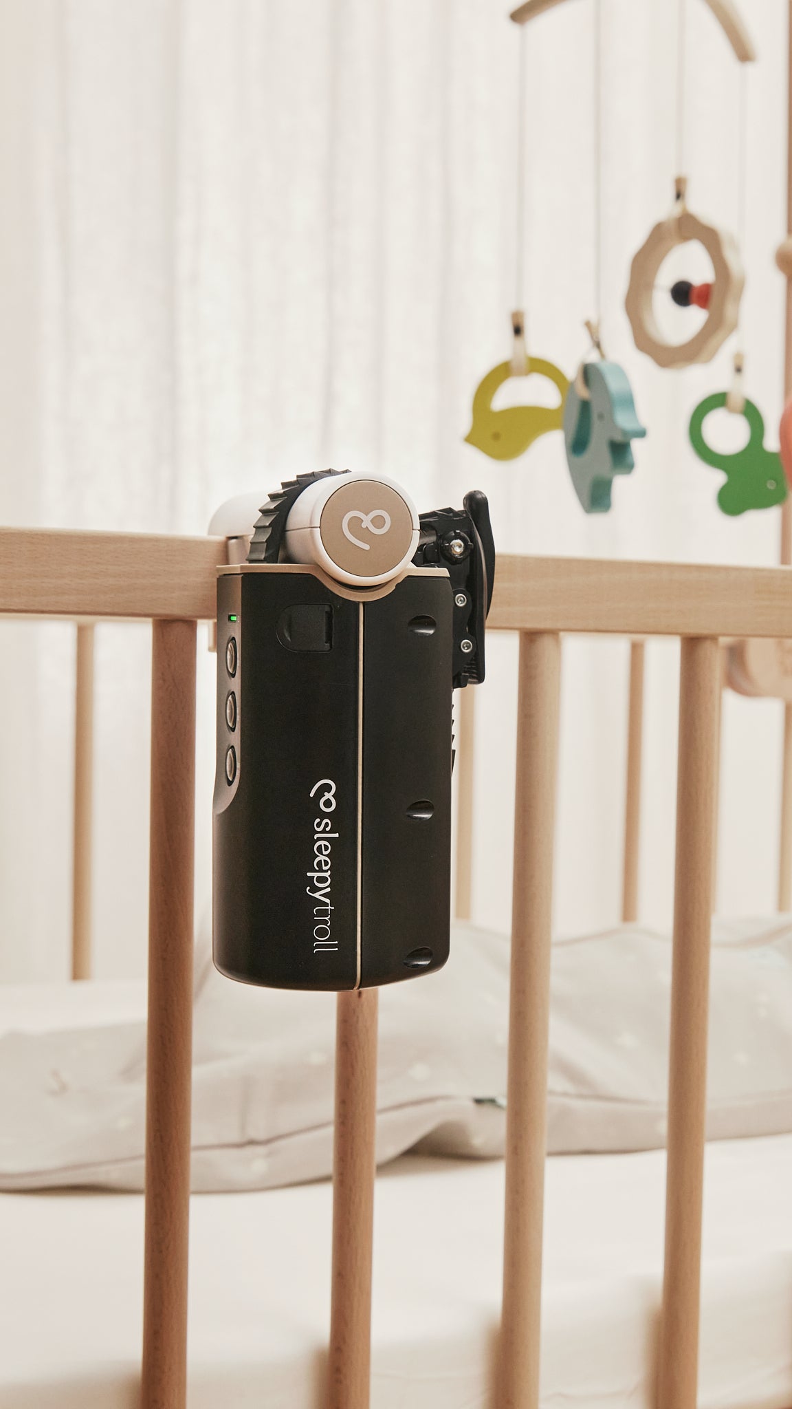 Sleepytroll Bed Adapter am Holzbein eines Babybetts mit Baby Rocker, Ansicht 4