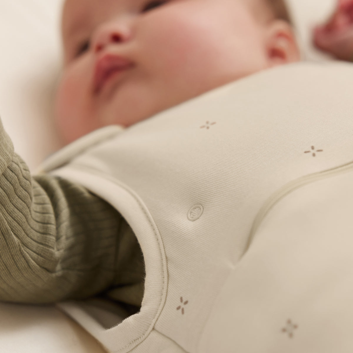 Snüz SnüzPouch Babyschlafsack 2,5 TOG mit Reißverschluss zum Wickeln, 0–6 Monate / Cashmere Cross, Ansicht 4