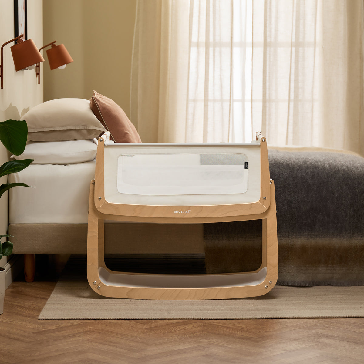 Snüz SnüzPod5 Beistellbett mit heruntergeklappter Seitenwand und Netzfenster, Natural, Ansicht 2