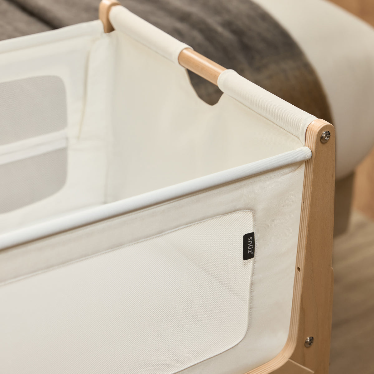 Snüz SnüzPod5 Beistellbett mit heruntergeklappter Seitenwand und Netzfenster, Natural, Ansicht 5