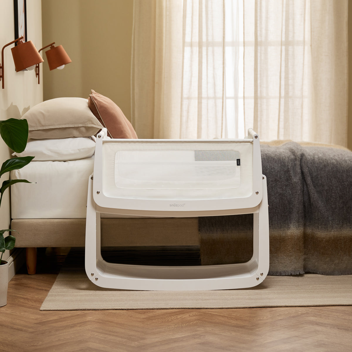 Snüz SnüzPod5 Beistellbett mit heruntergeklappter Seitenwand und Netzfenster, Weiß, Ansicht 2