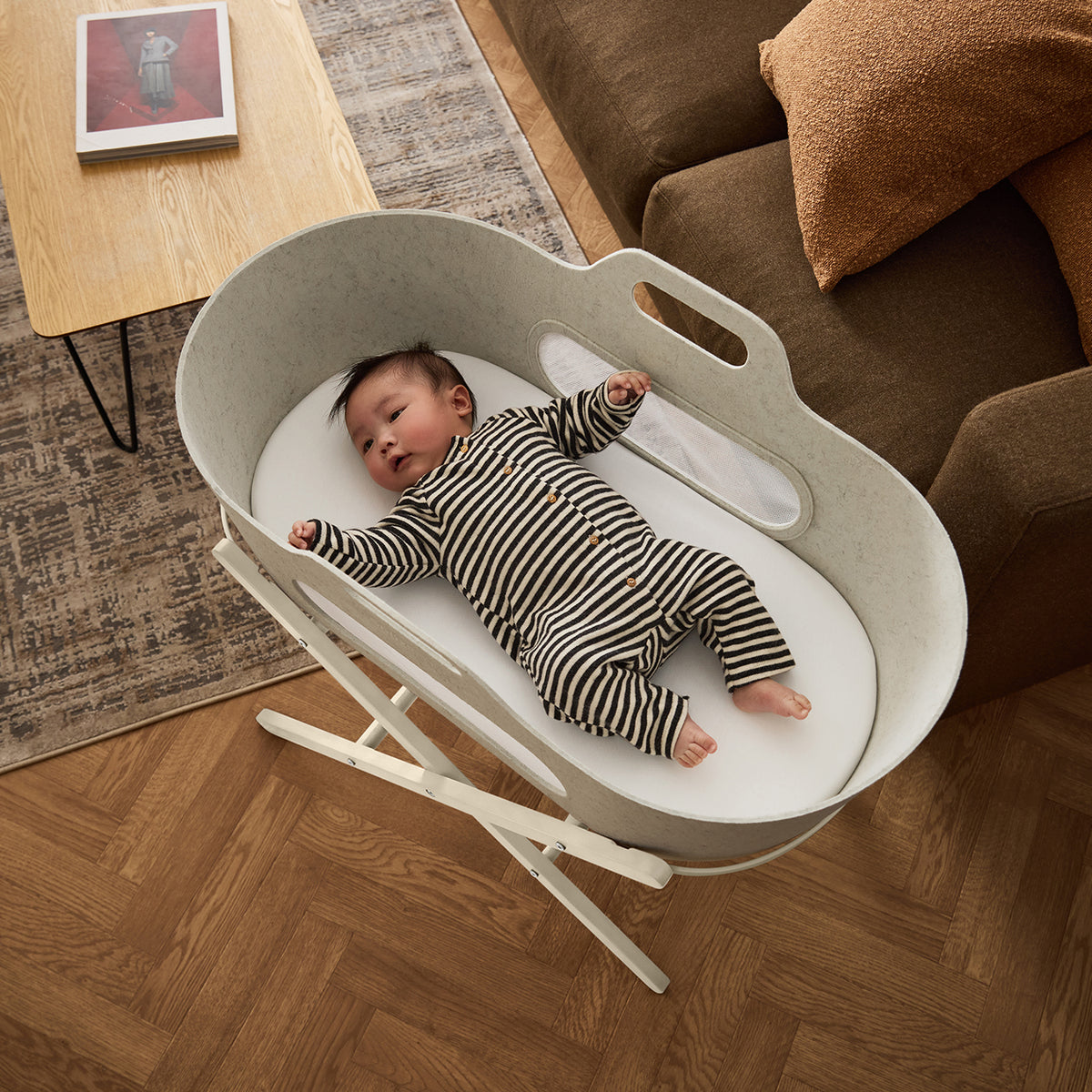 Snüz SnüzBaskit Moseskorb aus Filz auf Holzständer mit Netzfenster, Barley / Cashmere, Ansicht 3