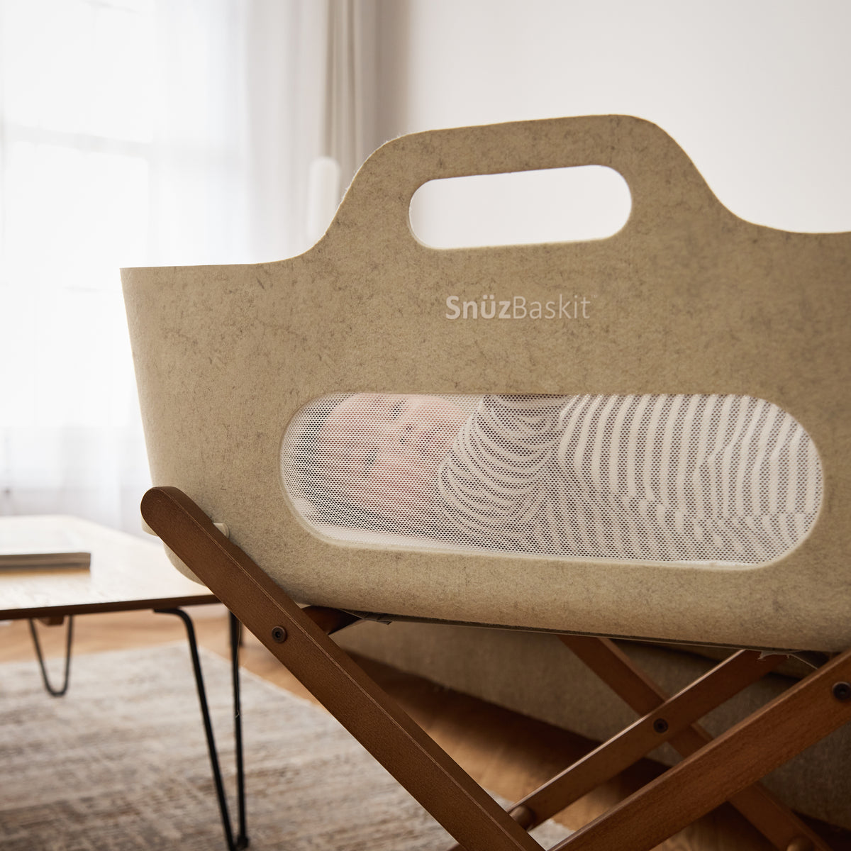 Snüz SnüzBaskit Moseskorb aus Filz auf Holzständer mit Netzfenster, Barley / Walnut, Ansicht 4
