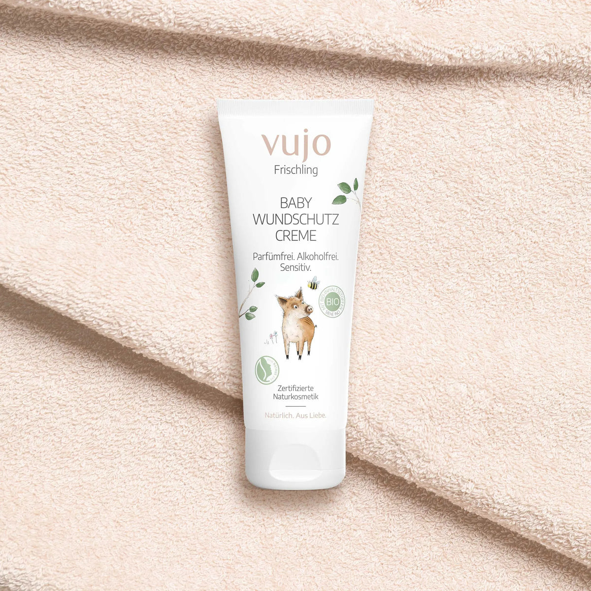 vujo Baby Wundschutzcreme Tube auf weichem Frotteetuch