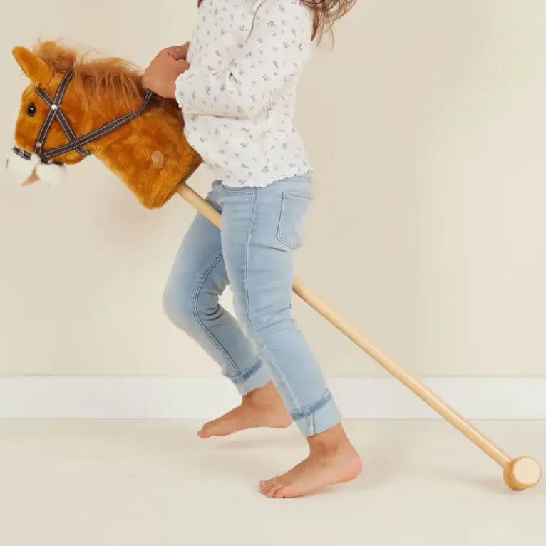 bieco Steckenpferd mit Rollen und Holzstab für Kinder ab 2 Jahren
