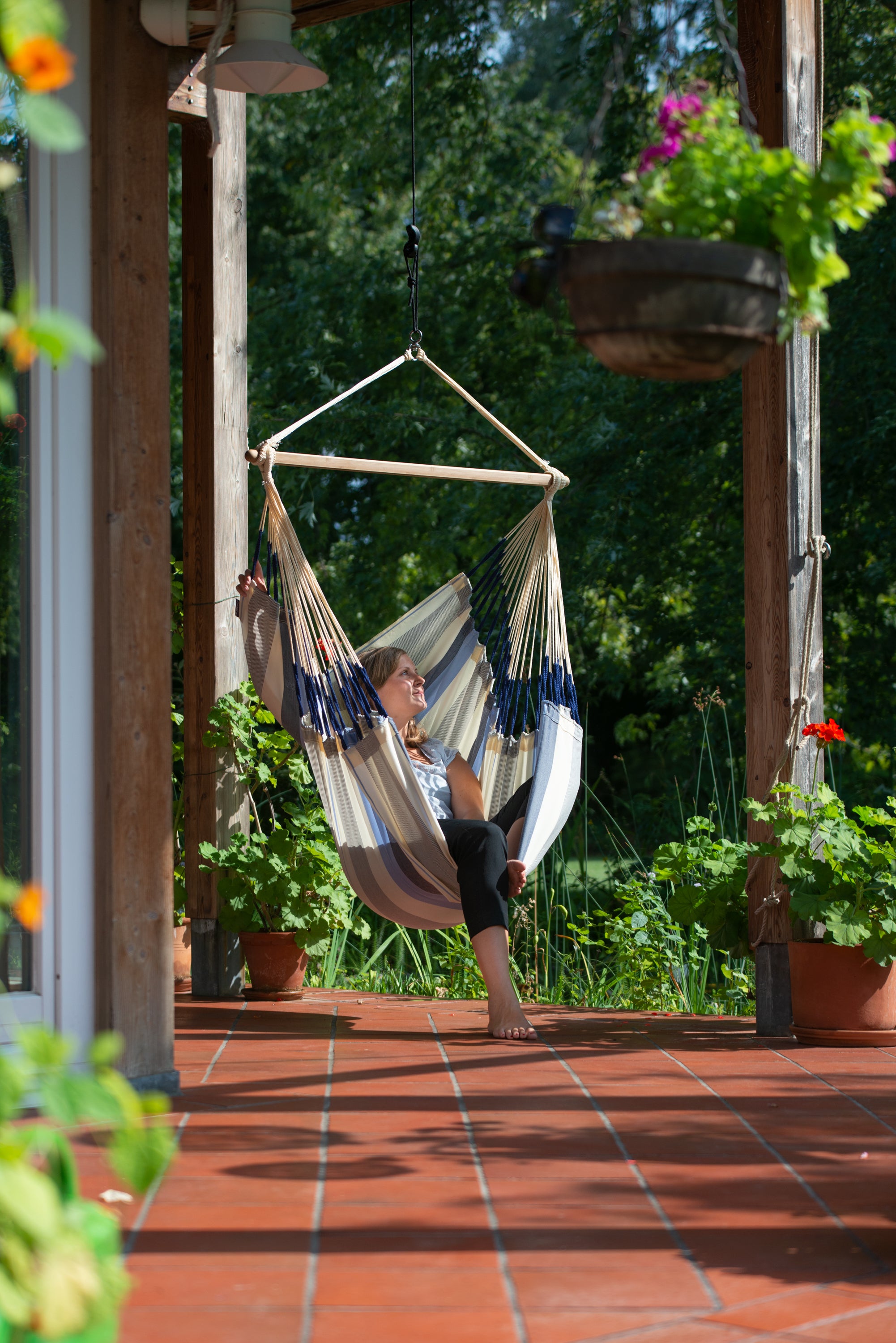 Domingo Comfort Hängesessel im Garten aufgehängt