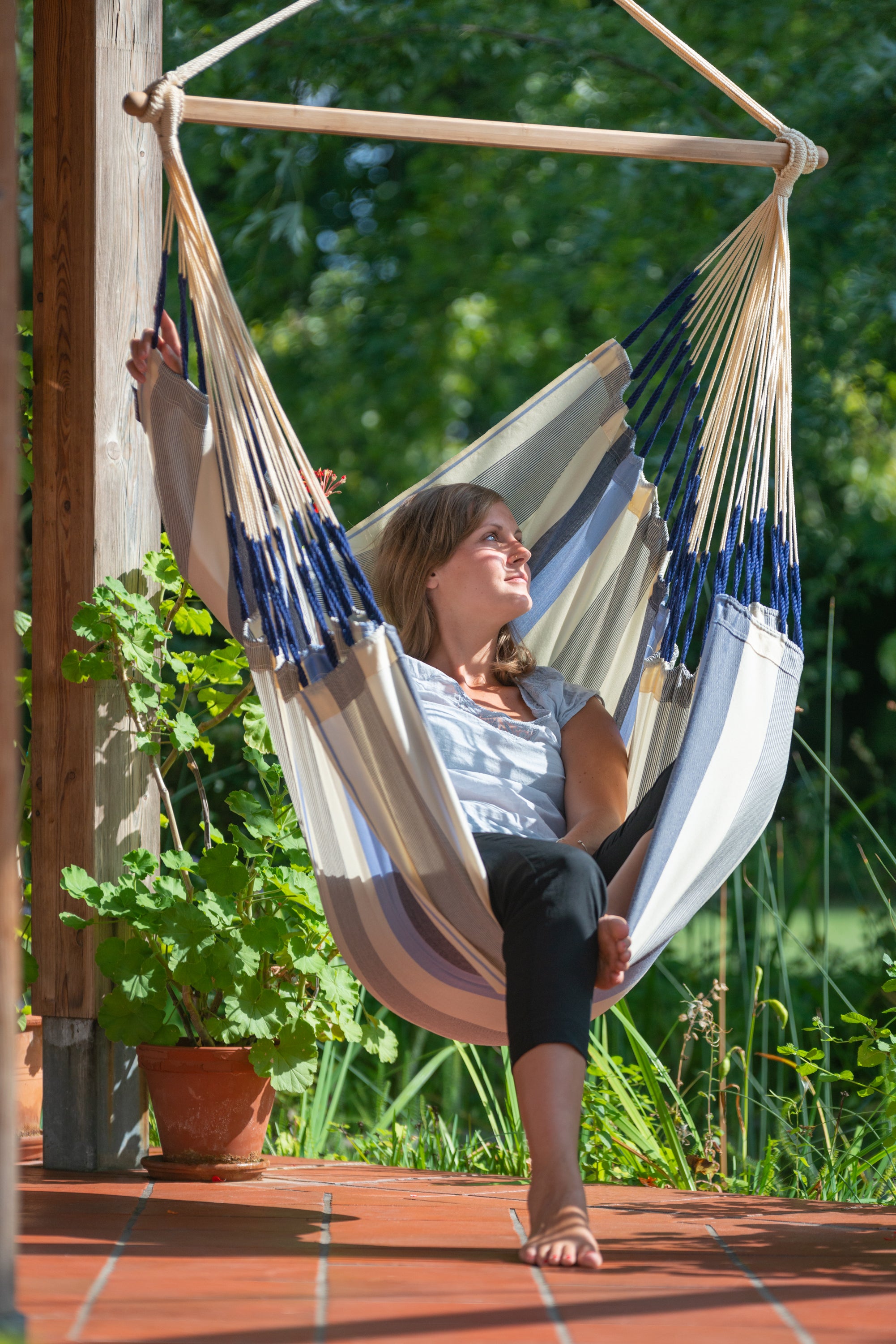 Domingo Hängesessel im Garten aufgehängt