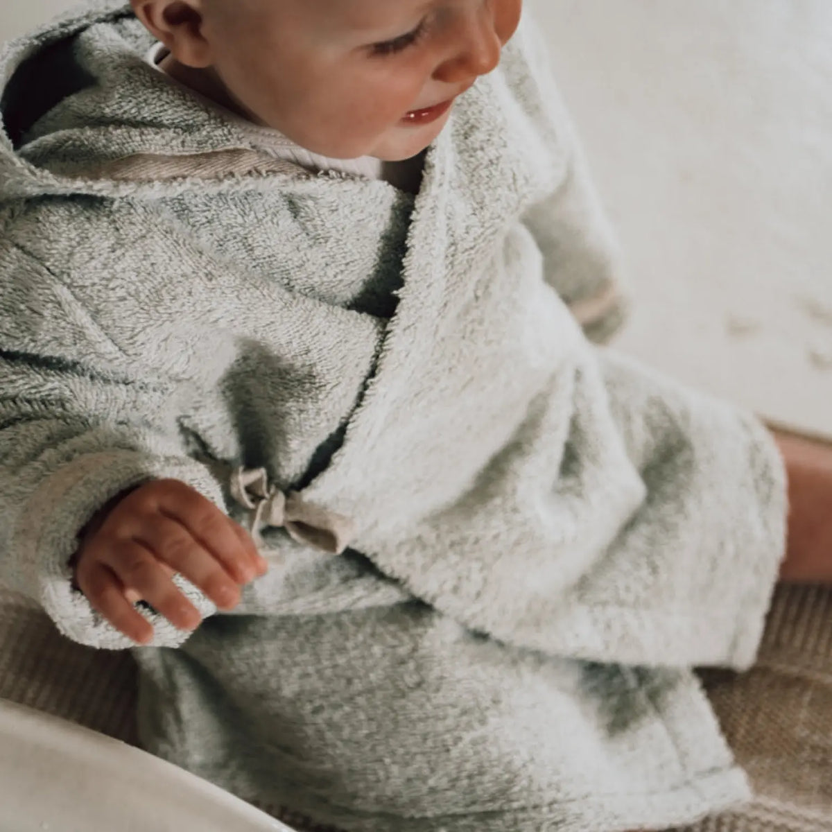 Baby Bademantel mit Kapuze – Dijon Daily von Koeka