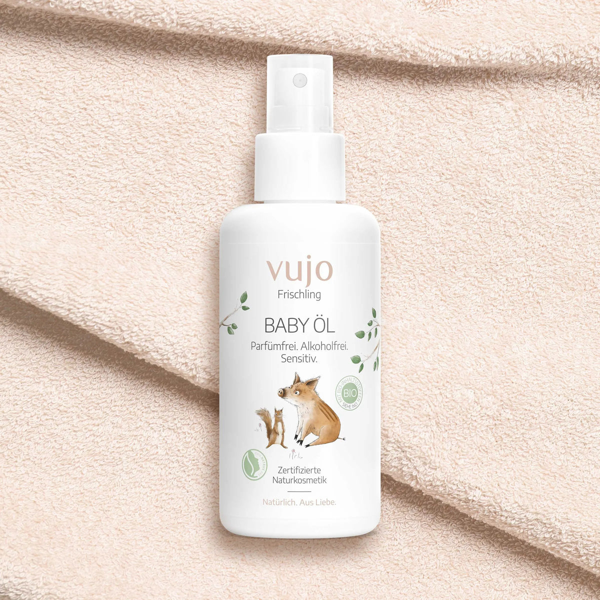 vujo Baby Öl Flasche mit Sprühaufsatz auf weichem Frotteetuch