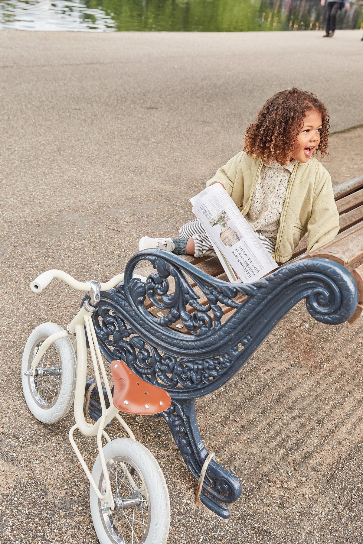 Banwood Balance Bike Icon Cream – im Einsatz (Lifestyle)