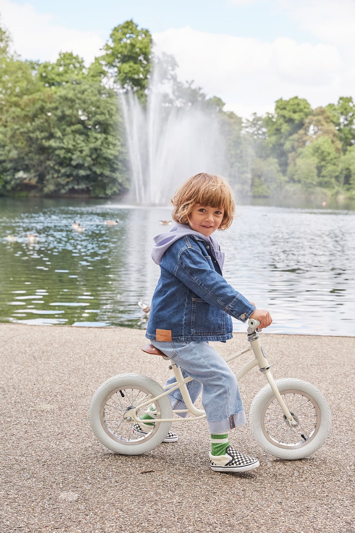 Banwood Balance Bike Icon Cream – im Einsatz (Lifestyle) 3