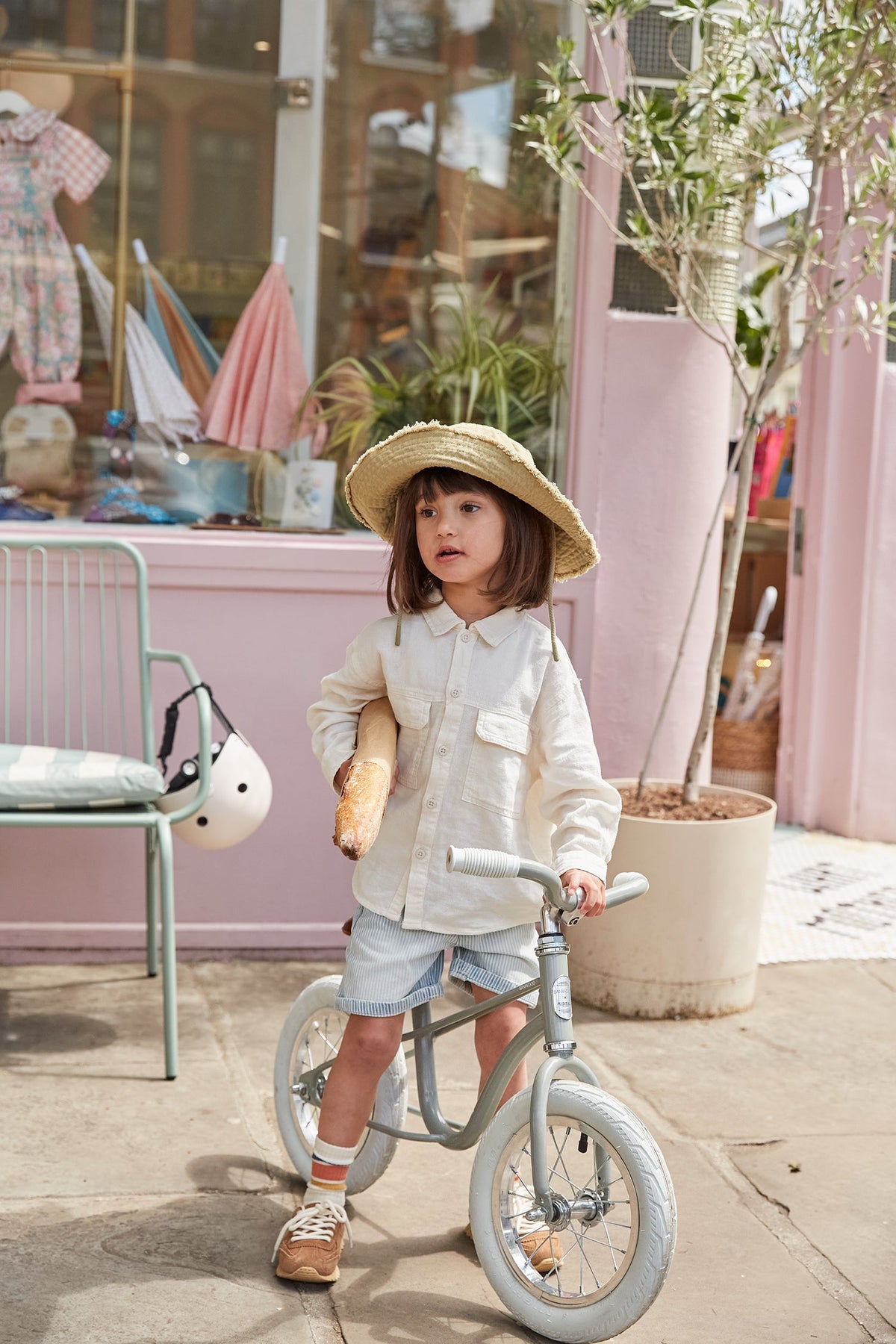 Banwood Balance Bike Icon Sage – im Einsatz (Lifestyle)