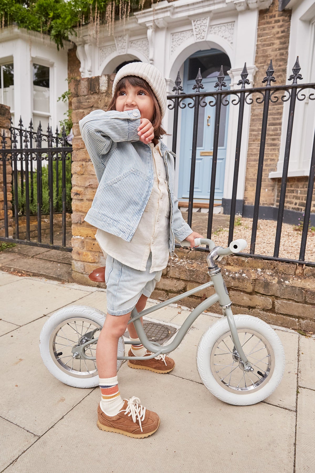Banwood Balance Bike Icon Sage – im Einsatz (Lifestyle) 2