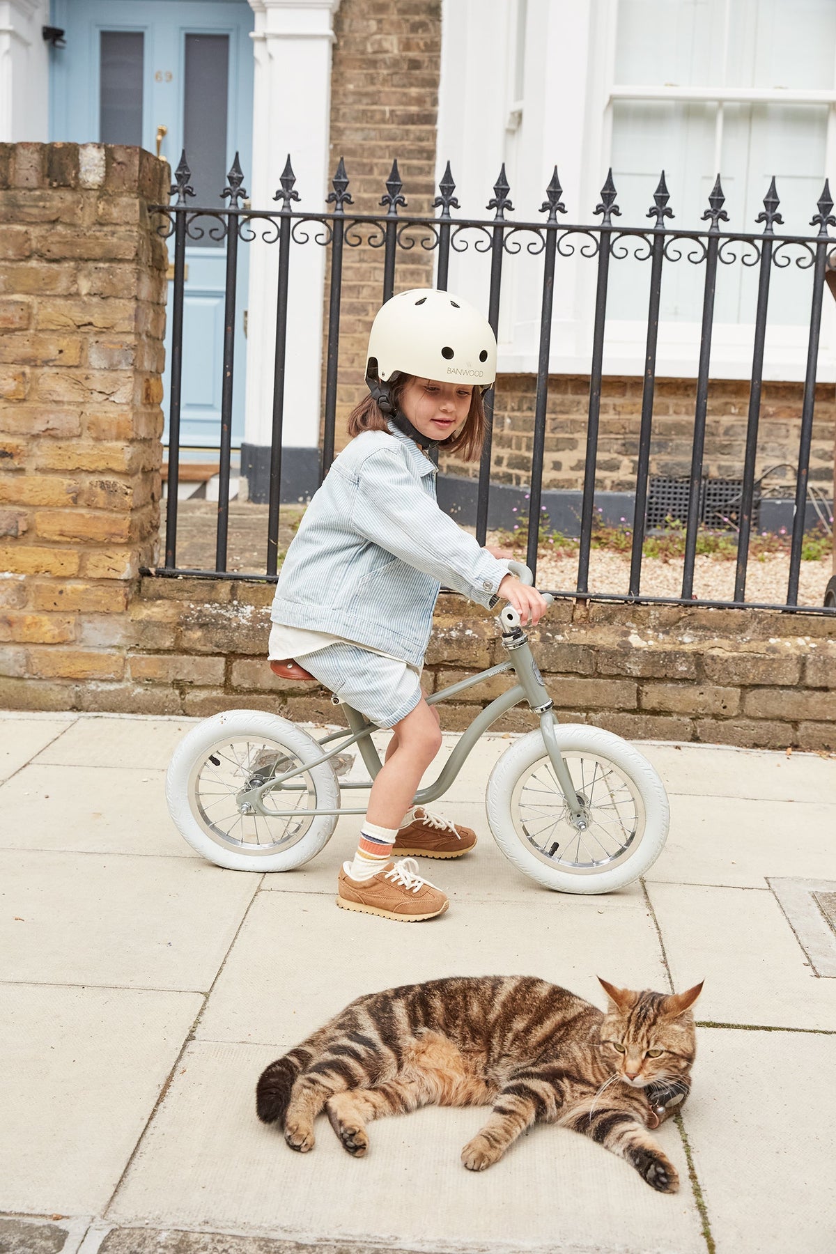 Banwood Balance Bike Icon Sage – im Einsatz (Lifestyle) 3