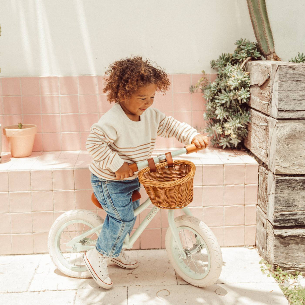 Banwood Balance Bike Pale Mint – im Einsatz (Lifestyle) 2