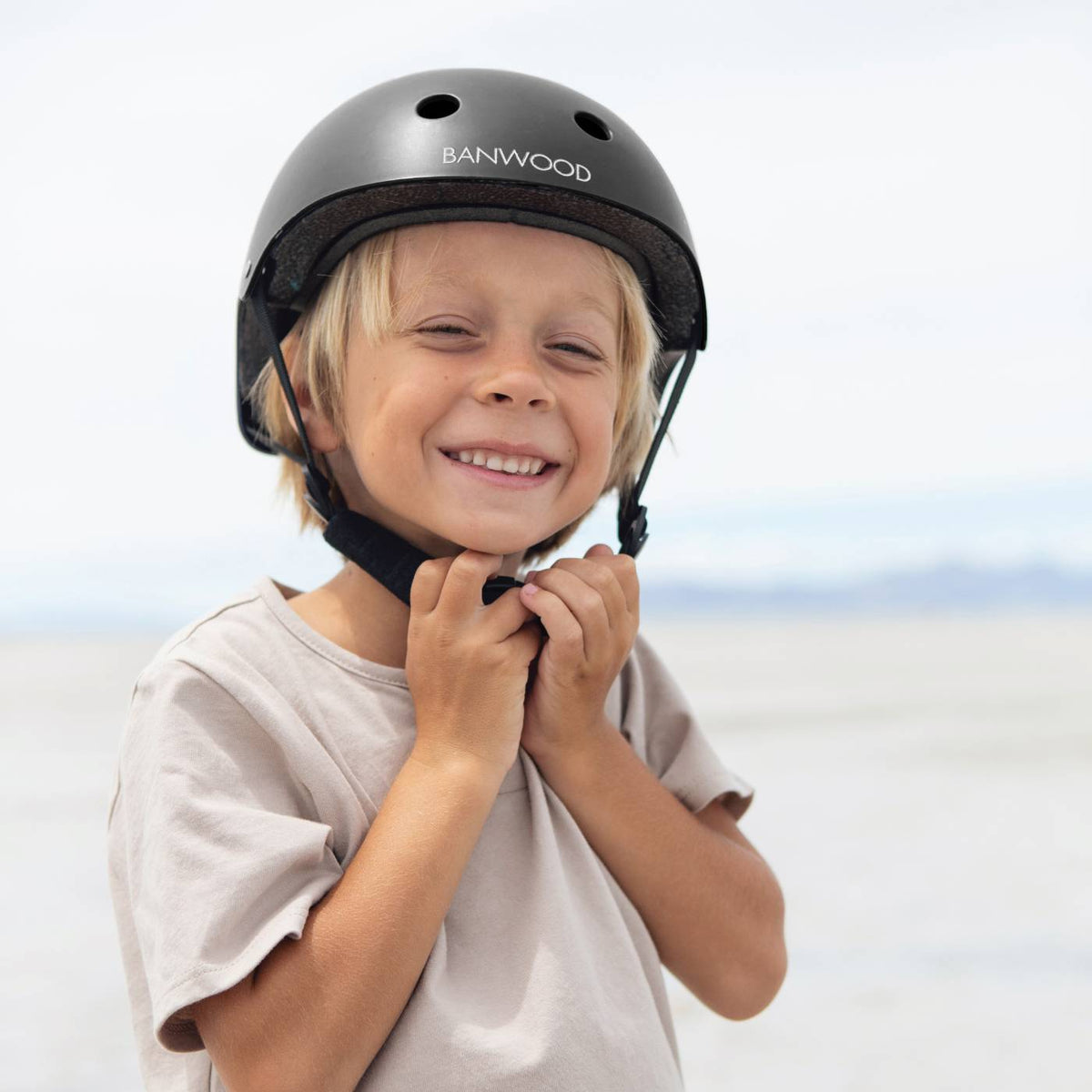 Banwood Classic Helm Matte Black – im Einsatz (Lifestyle)