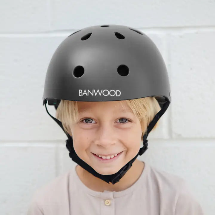 Banwood Classic Helm Matte Black – im Einsatz (Lifestyle) 2