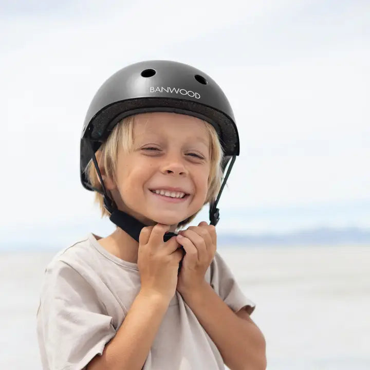 Banwood Classic Helm Matte Black – im Einsatz (Lifestyle) 3