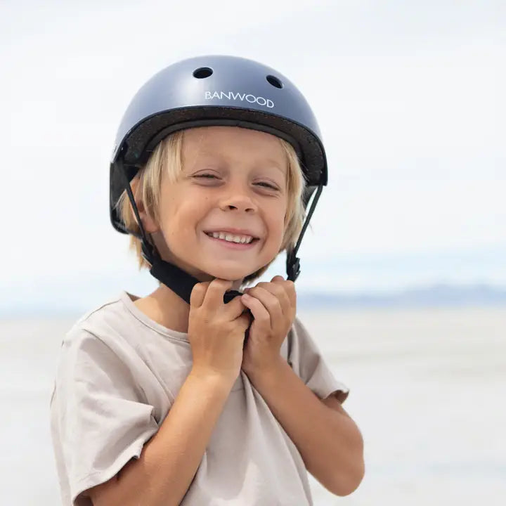 Banwood Classic Helm Matte Navy – im Einsatz (Lifestyle) 2