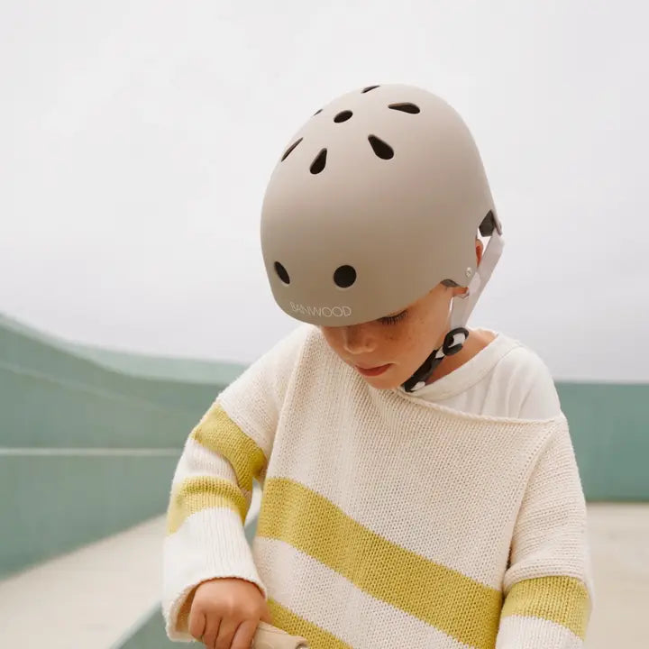 Banwood Eco Helmet Sand – im Einsatz (Lifestyle) 3