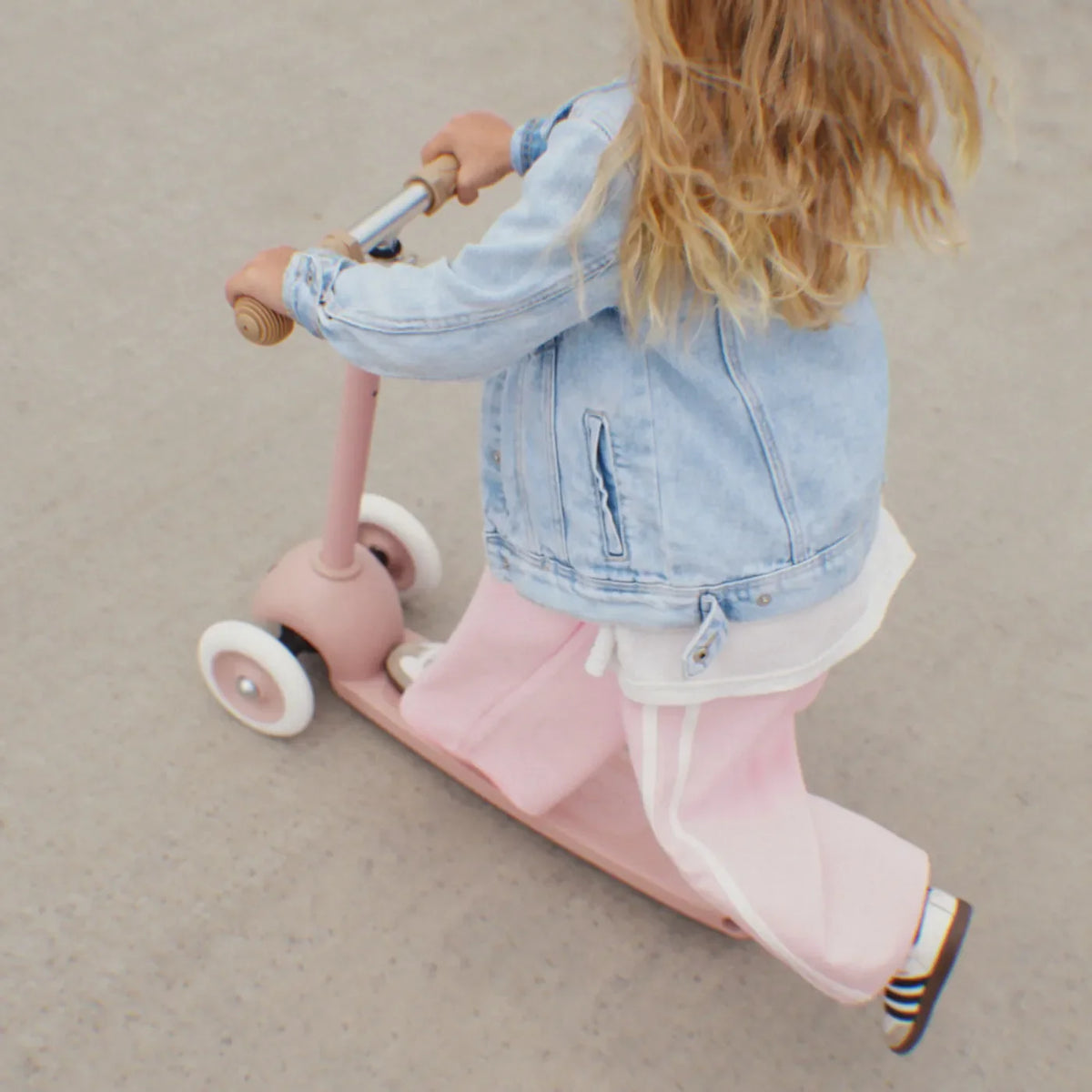 Banwood Eco Scooter Dusty Rose – im Einsatz (Lifestyle) 2