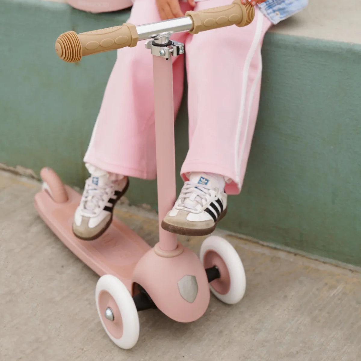 Banwood Eco Scooter Dusty Rose – im Einsatz (Lifestyle) 3