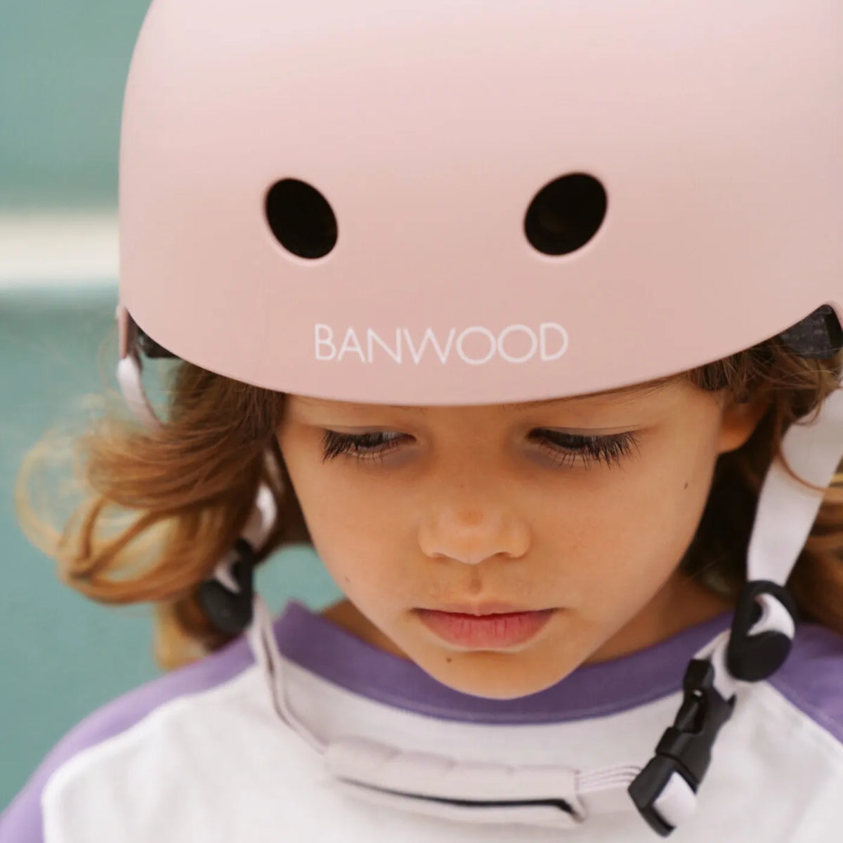 Banwood Eco Scooter Faded Pink – im Einsatz (Lifestyle) 2