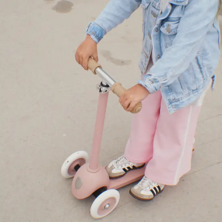 Banwood Eco Scooter Faded Pink – im Einsatz (Lifestyle) 3