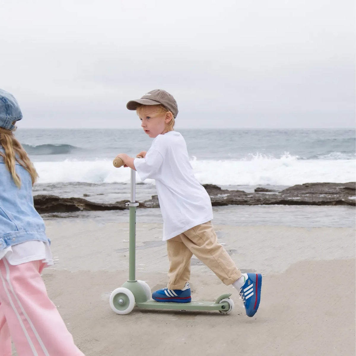 Banwood Eco Scooter Olive – im Einsatz (Lifestyle)