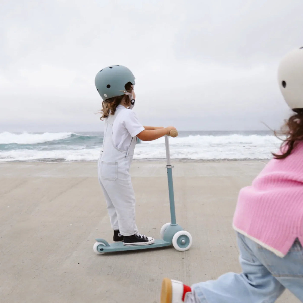 Banwood Eco Scooter Teal – im Einsatz (Lifestyle)