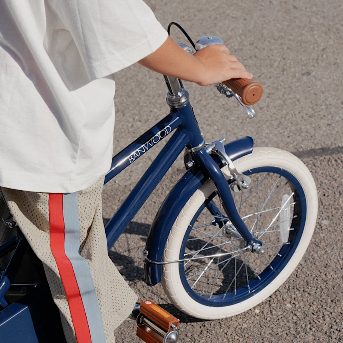 Banwood Kinderfahrrad 16 Zoll Blau – im Einsatz (Lifestyle)