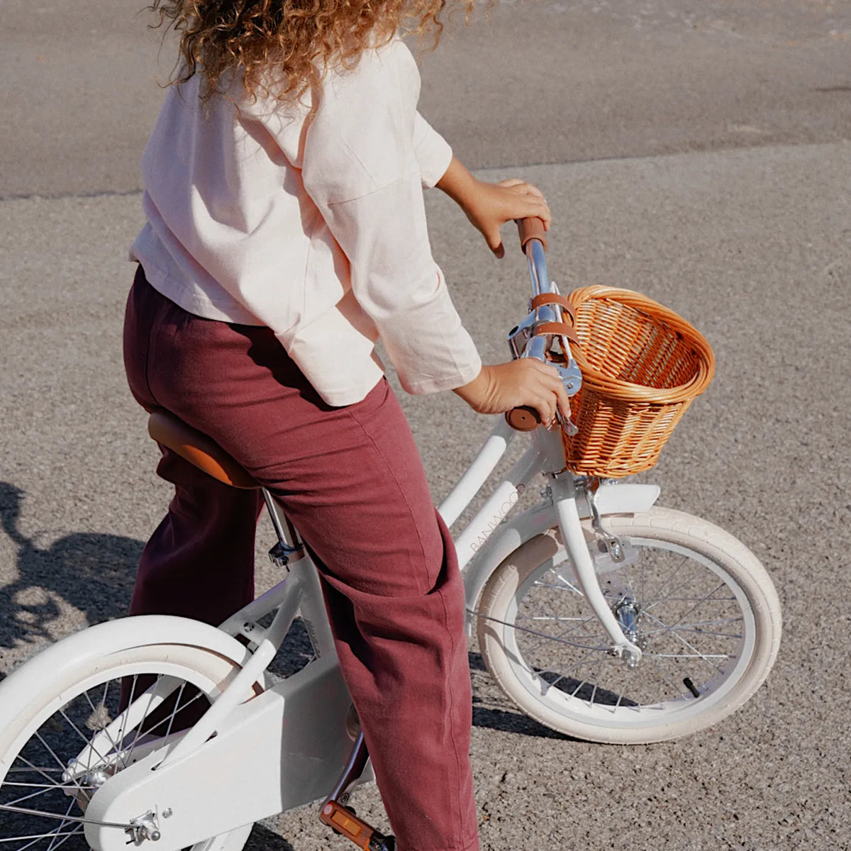 Banwood Kinderfahrrad 16 Zoll Weiß – im Einsatz (Lifestyle)