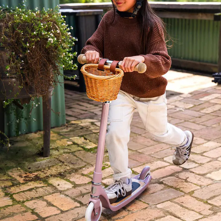 Banwood Maxi Scooter Dusty Pink – im Einsatz (Lifestyle) 2