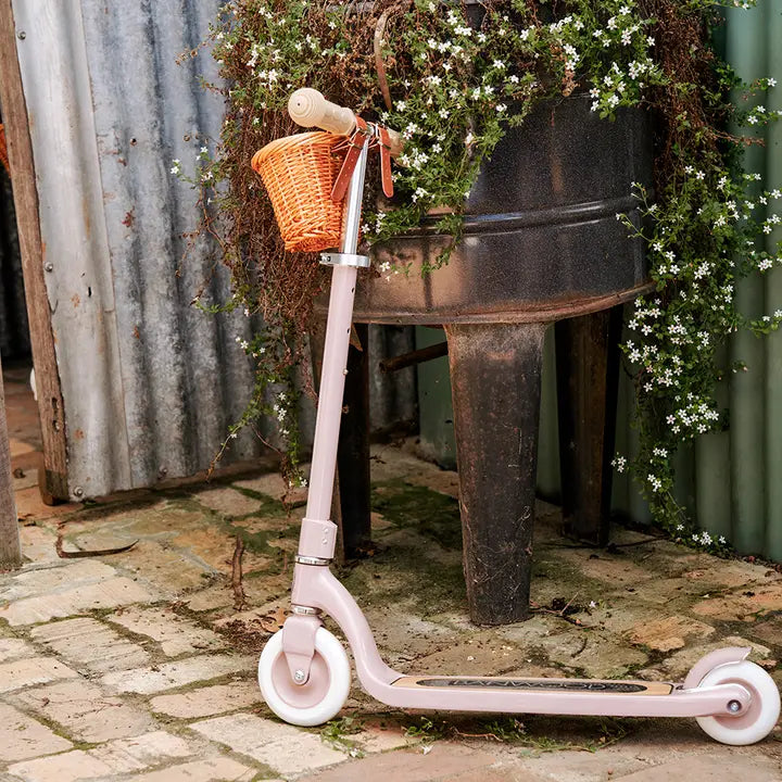 Banwood Maxi Scooter Dusty Pink – im Einsatz (Lifestyle) 3