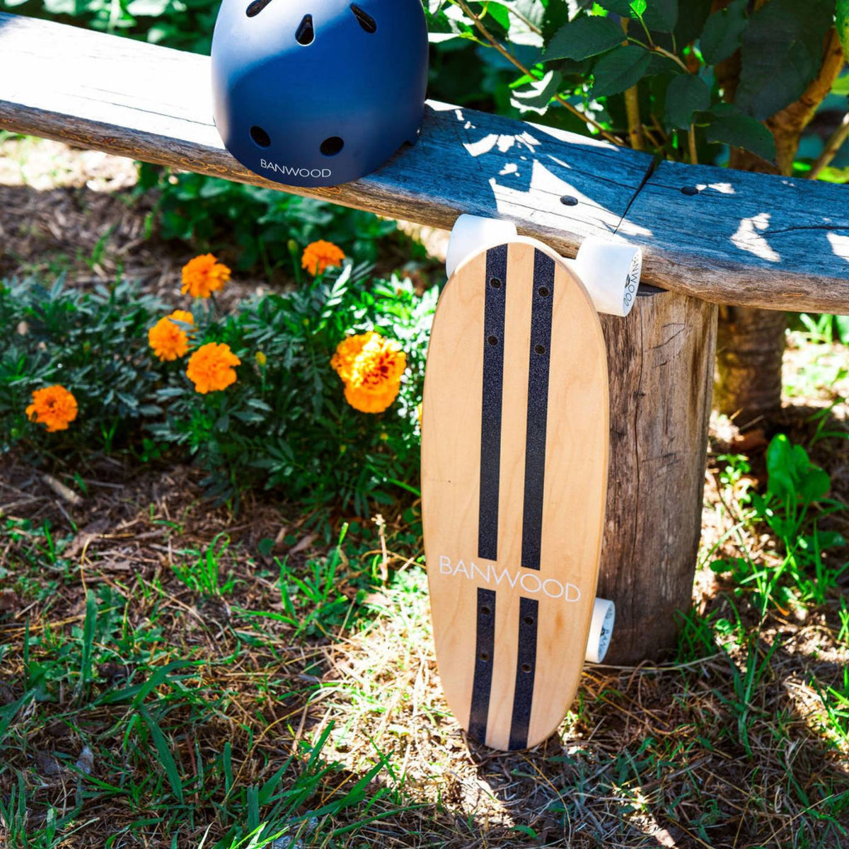 Banwood Skateboard Blau – im Einsatz (Lifestyle)