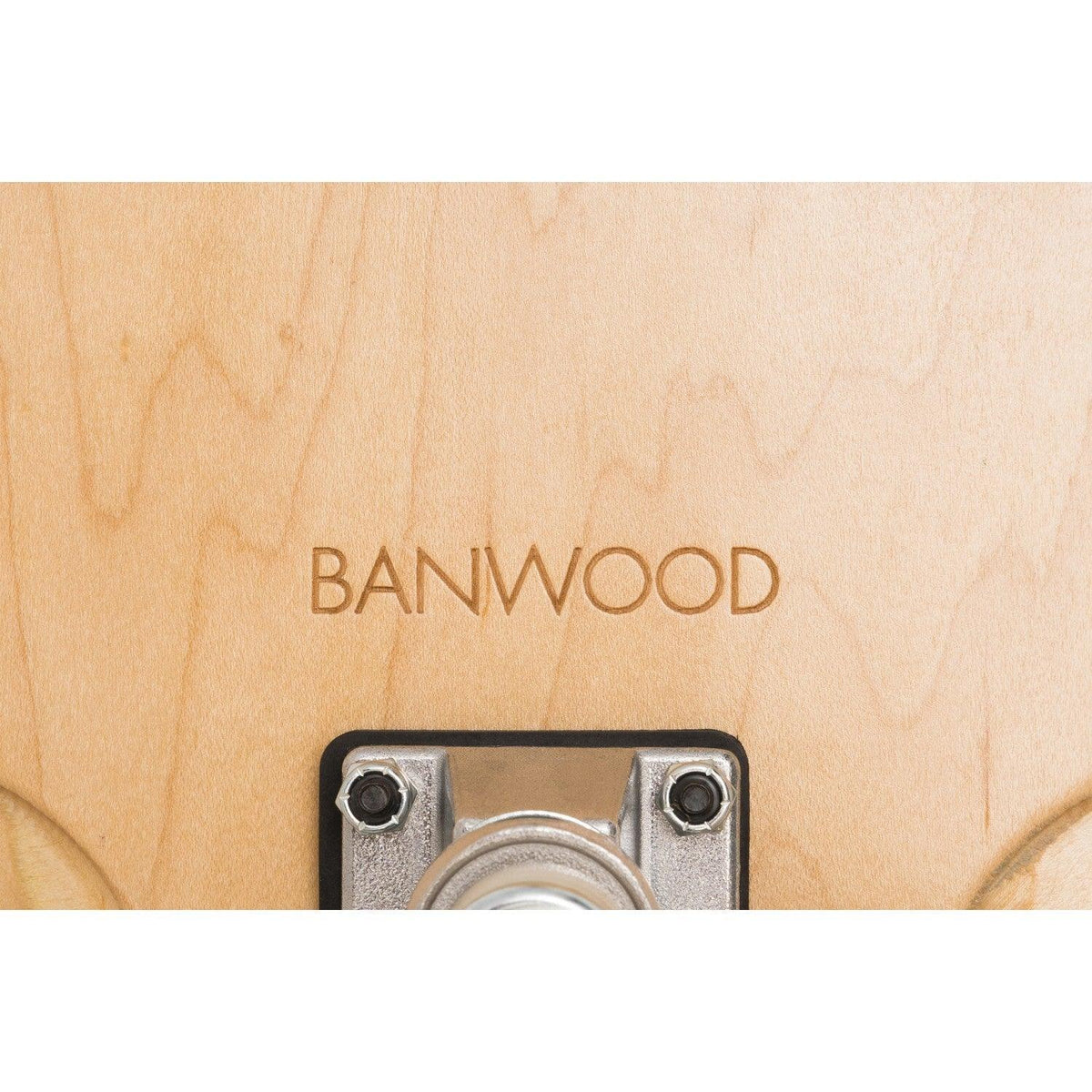 Banwood Skateboard Grün – Unterseite mit Banwood-Logo