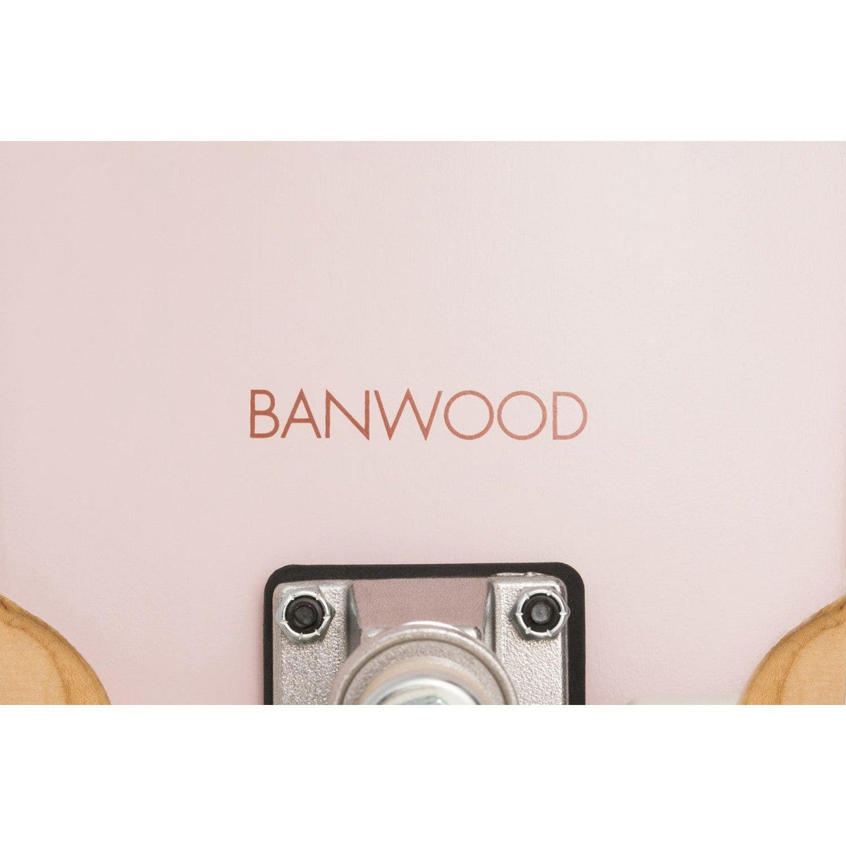 Banwood Skateboard Pink – Unterseite mit Banwood-Logo