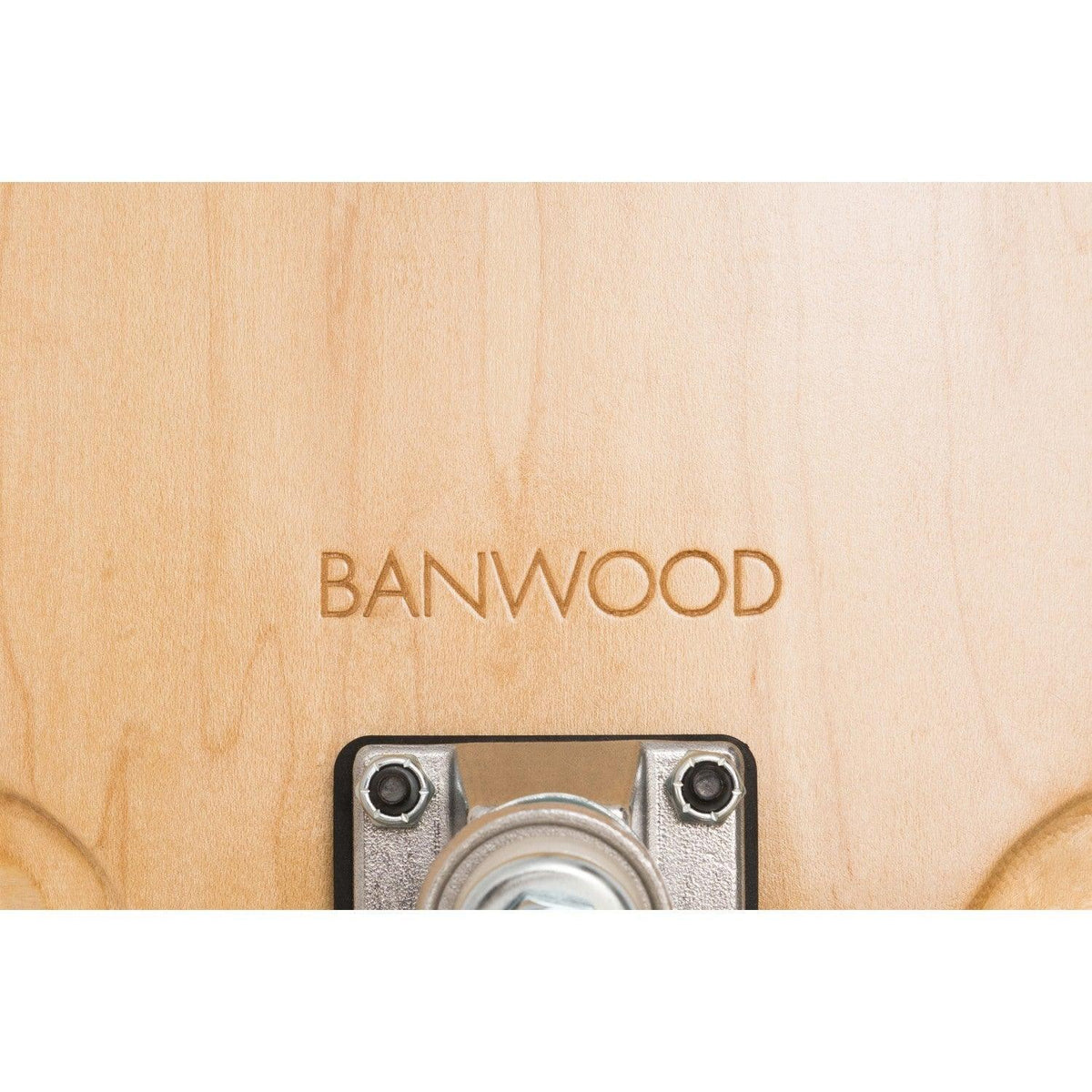 Banwood Skateboard Rot – Unterseite mit Banwood-Logo