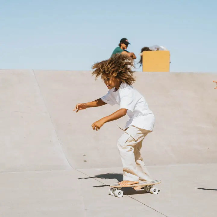 Banwood Skateboard Weiß – im Einsatz (Lifestyle) 3