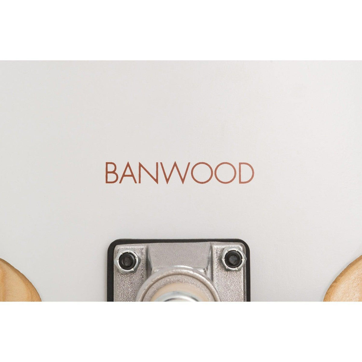 Banwood Skateboard Weiß – Unterseite mit Banwood-Logo