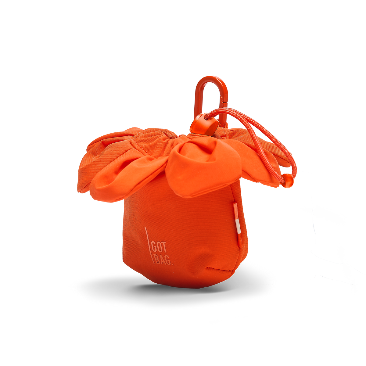 GOT BAG Anemone Charm Taschenanhänger in Korallenrot mit Karabiner, als Studioaufnahme in Schrägansicht