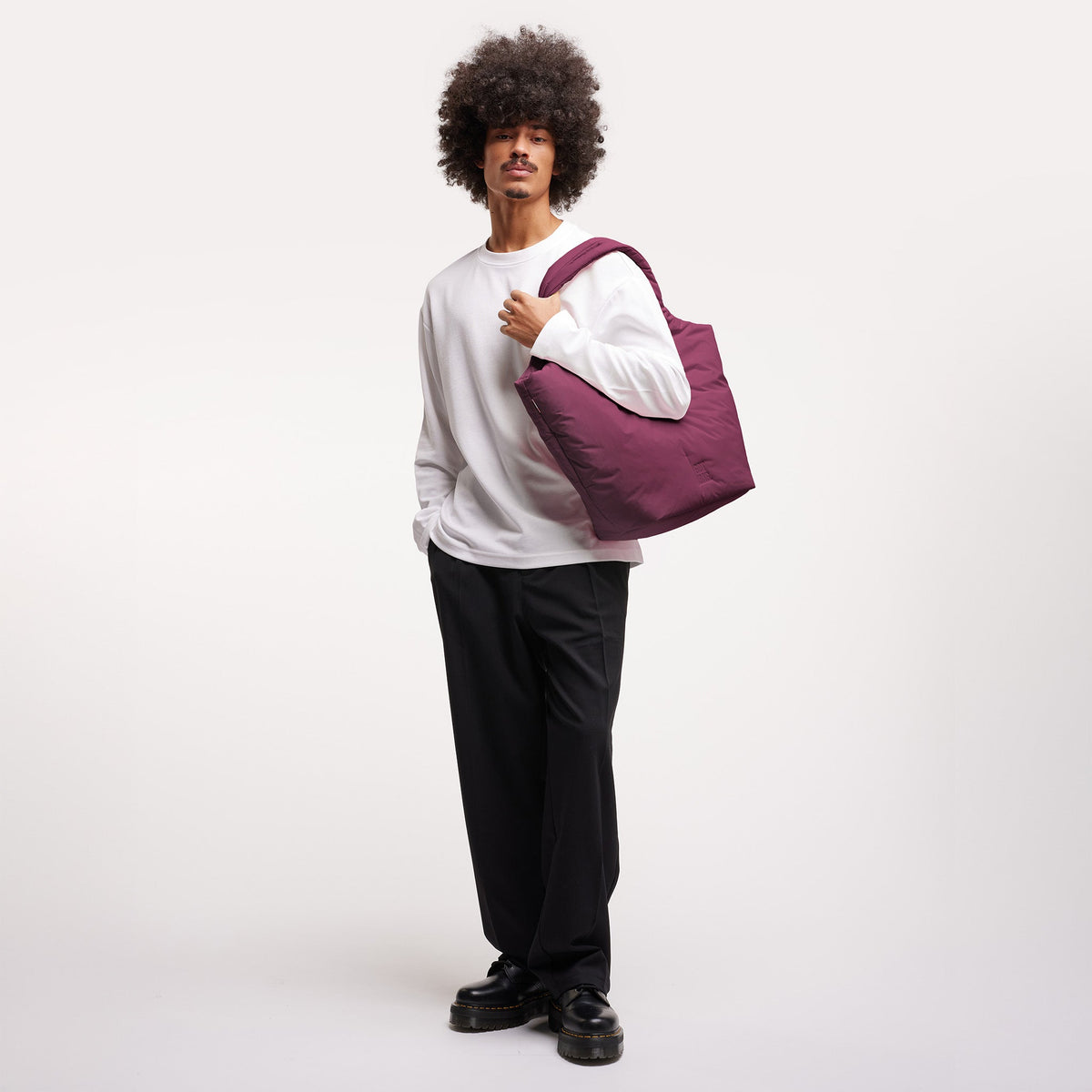 GOT BAG Cloud Tote Bag Shopper in Weinrot (kraken), von einem Mann über der Schulter getragen