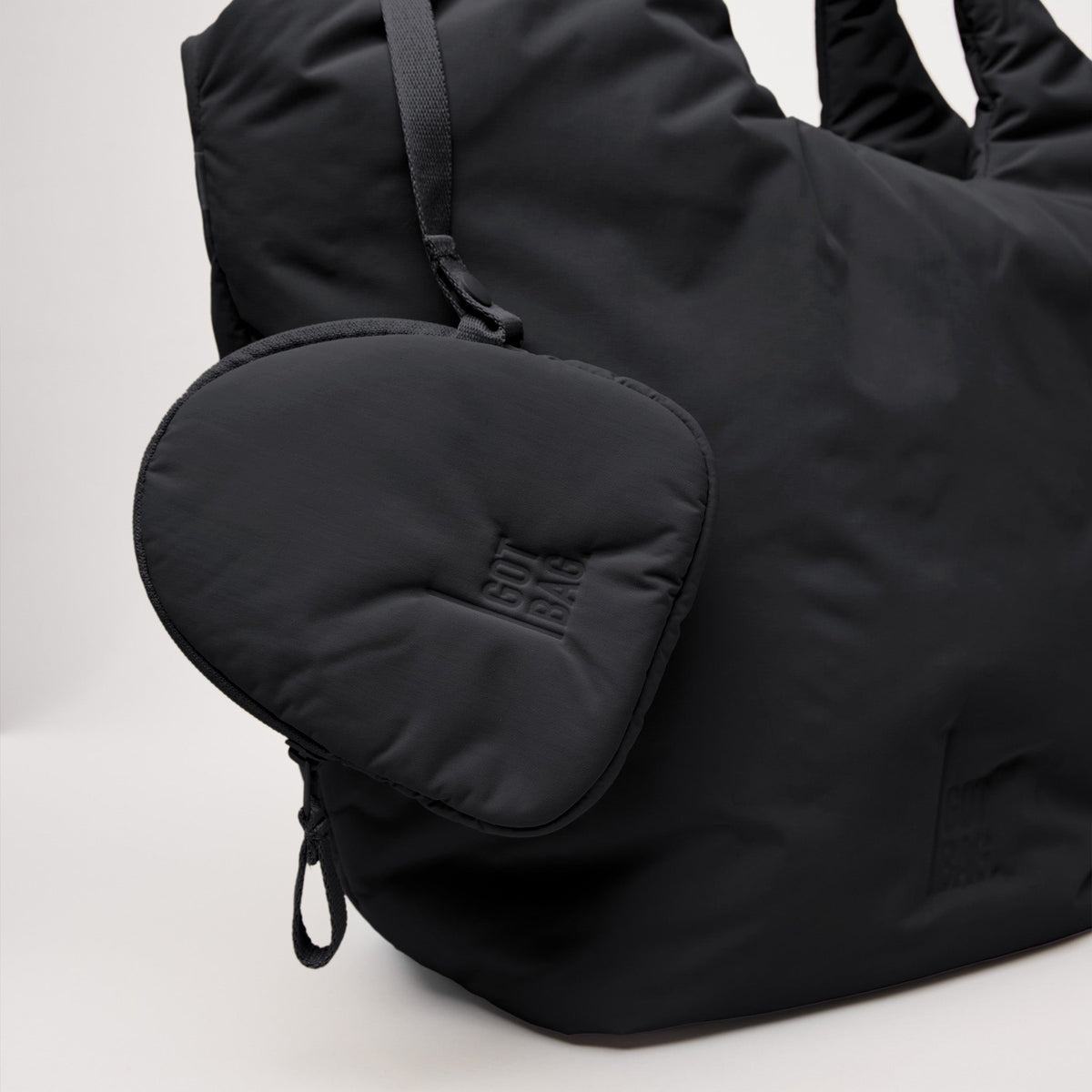 GOT BAG Cloud Tote Bag Shopper in Schwarz, Detail der angenähten Zubehörtasche mit GOT-BAG-Prägung
