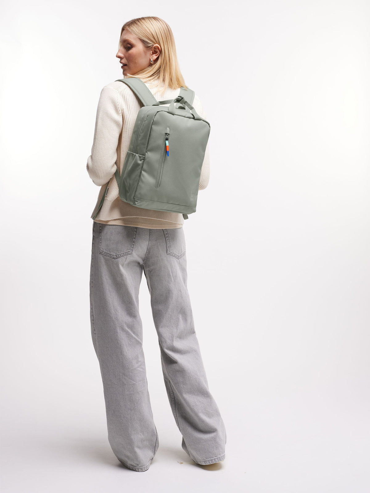 GOT BAG Daypack 2.0 Rucksack 11 L in Salbeigrün (bass), von einer Frau auf dem Rücken getragen