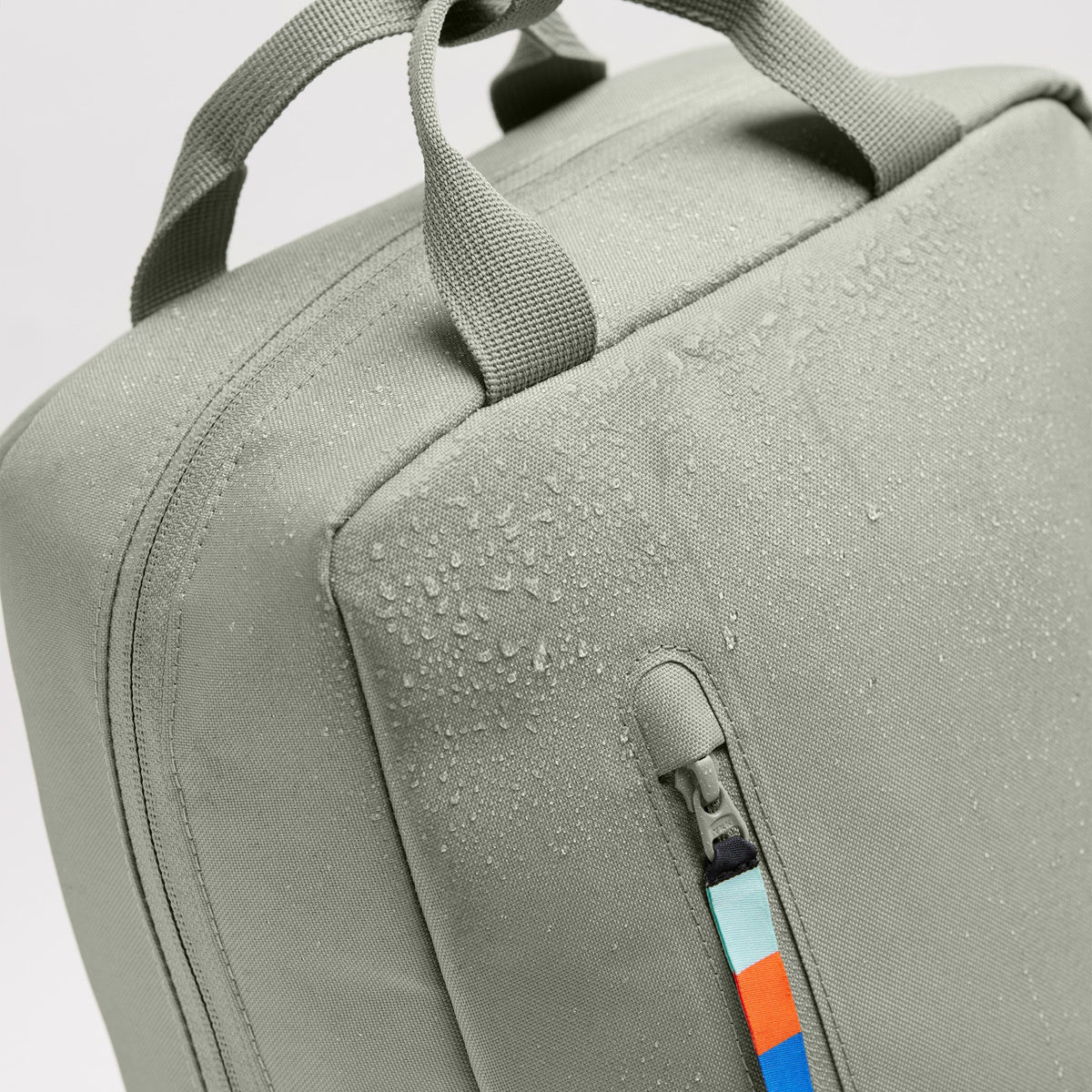 GOT BAG Daypack 2.0 Rucksack 11 L in Salbeigrün (bass), Detail des wasserabweisenden Stoffs mit Wassertropfen