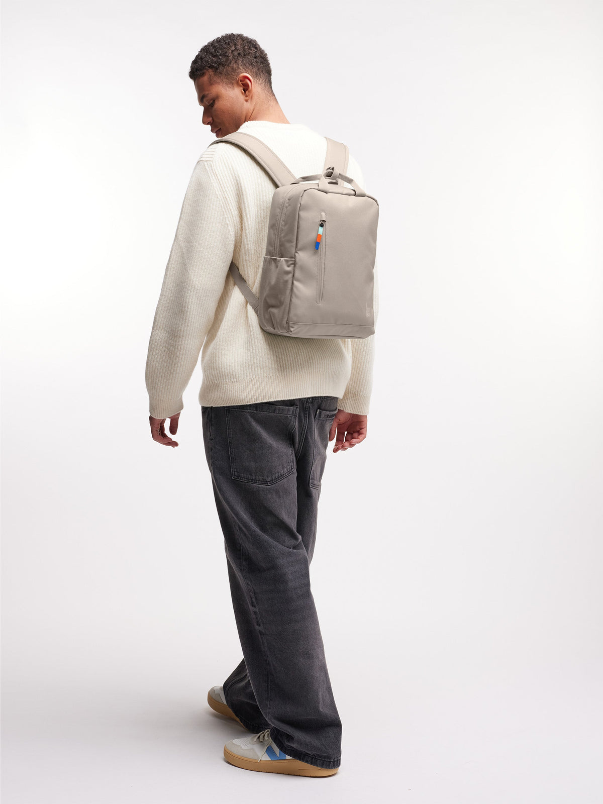 GOT BAG Daypack 2.0 Rucksack 11 L in Hellbeige (scallop), von einem Mann auf dem Rücken getragen
