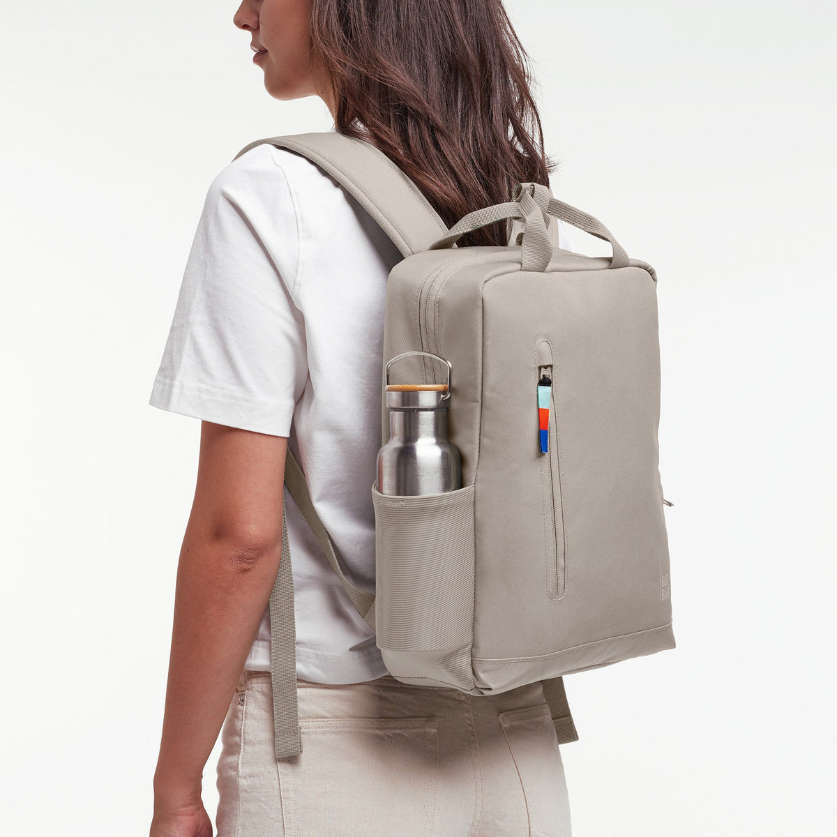 GOT BAG Daypack 2.0 Rucksack 11 L in Hellbeige (scallop), von einer Frau auf dem Rücken getragen, zweite Ansicht