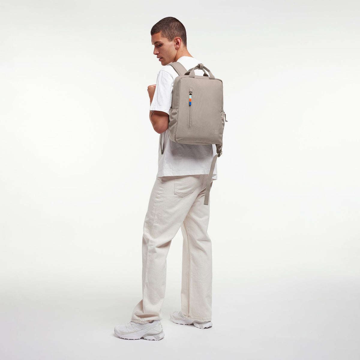 GOT BAG Daypack 2.0 Rucksack 11 L in Hellbeige (scallop), von einem Mann auf dem Rücken getragen