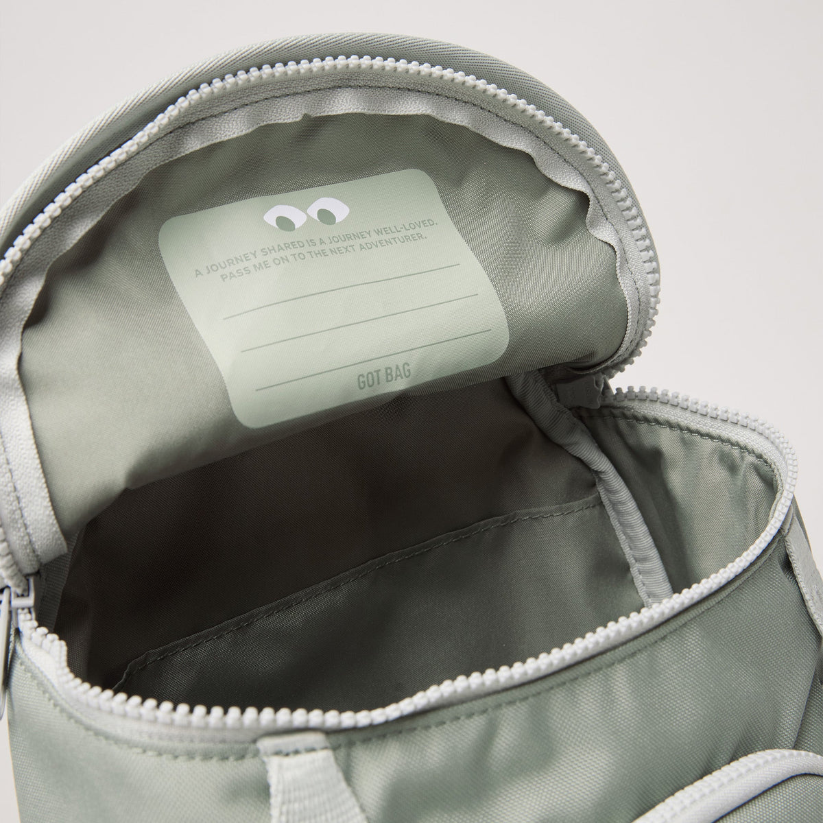 GOT BAG Kids Adventure Daypack Kinderrucksack in Salbeigrün (bass), offener Innenraum mit Label