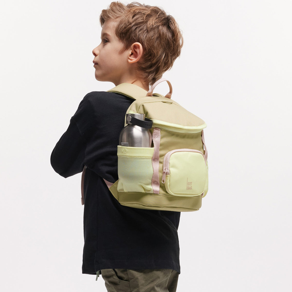 GOT BAG Kids Adventure Daypack Kinderrucksack in Pistaziengrün (nori), von einem Kind auf dem Rücken getragen